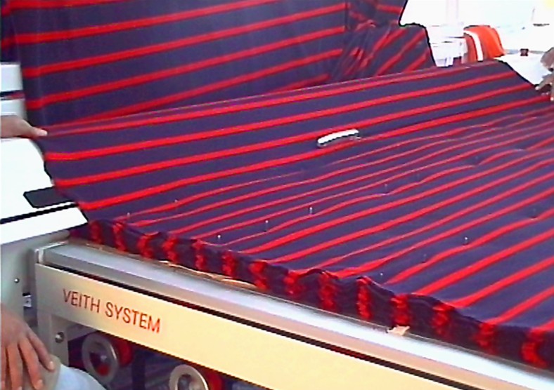 Cutting the end of the fabric ply